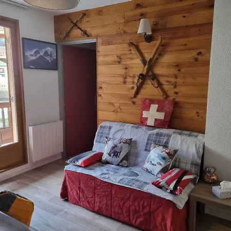 étoilé: Ski-in Comfort With Free Wi-fi Apartment *